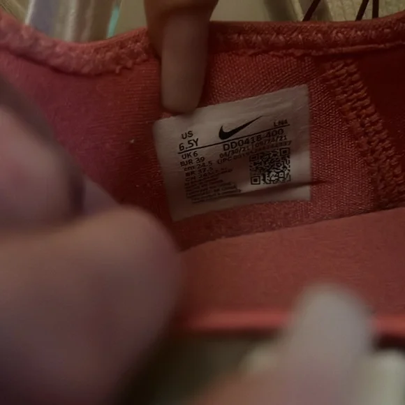 Lebron Nike Youth size 6.5 / women’s 8.5 - Picture 2 of 7